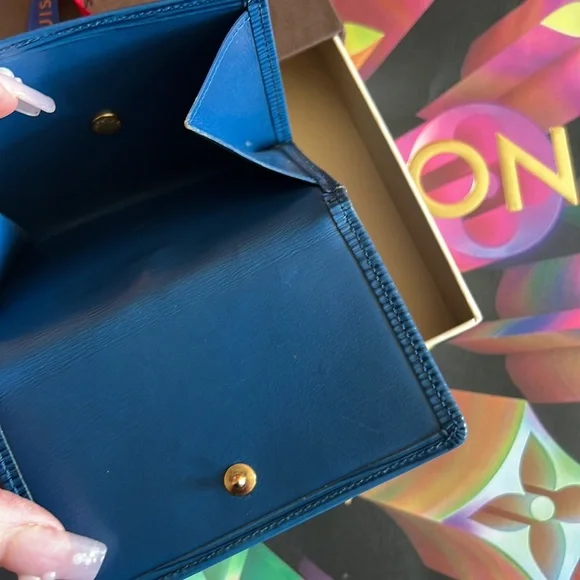 Authentic Louis Vuitton epi wallet unisex - Picture 11 of 15